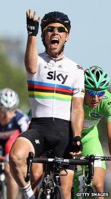 Mark Cavendish yelling and holding up hand