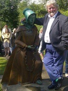 James Starkie with the Alice Nutter statue