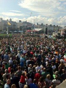 Crowds in Bray