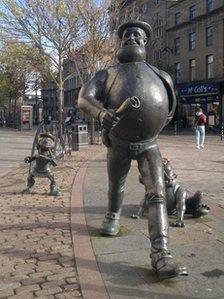 Dundee statues