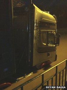 Lorry stuck at the ford near Kenilworth Castle