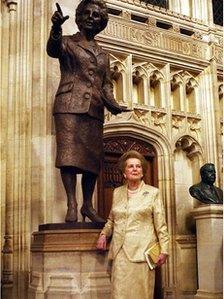 Cofeb Efydd o Margaret thatcher