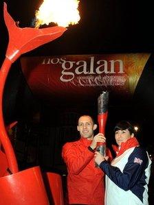 Nos Galan mystery runners Olympian Dai Greene and Paralympian Samantha Bowen started this year's Nos Galan road race around Mountain Ash in Rhondda Cynon Taf