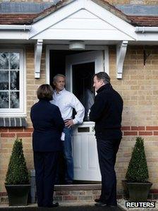 David Cameron and Maria Hutchings speak to a voter on his doorstep