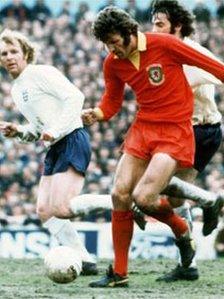 John Toshack yn chwarae yn erbyn lloegr yn 1972