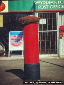 Bees on a postbox - photo by Siany