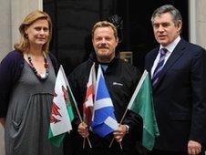 Eddie Izzard with Sarah and Gordon Brown