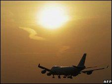 A Boeing 747 lands at Frankfurt airport (20 April 2010)