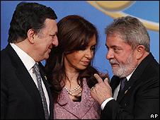 Brazil President Luis Inacio Lula da Silva (right), with EU Commission President Jose Manuel Barroso (left) and Argentine President Cristina Kirchner, 18 May 10