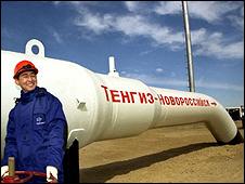 Oil worker/section of Tengiz-Novorossiisk pipeline (pic: KazMunaiGaz)