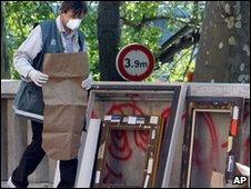 Police investigators with the frames outside the Museum of Modern Art in Paris on 20/5/2010