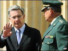 Colombian President Alvaro Uribe stands next to armed forces commander Gen Freddy Padilla on 24 May