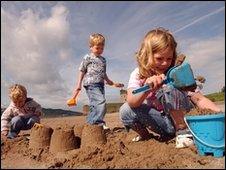 Children on Broughty Ferry beach