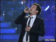 Lee DeWyze sings at the American Idol Grand Finale 2010, 26 May