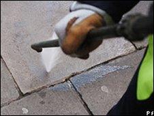 Removing chewing gum