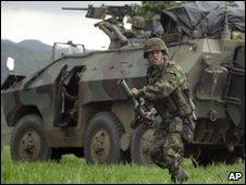 Soldiers run during a firefight with Farc rebels in Caqueta department