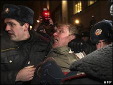 Moscow police arrest demonstrator, 31 Jan 10