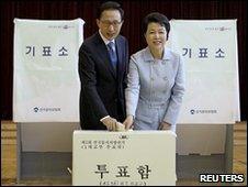 South Korean President Lee Myung-bak and his wife Kim Yoon-ok cast their votes at a polling station in Seoul June 2