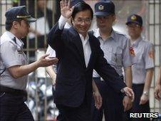 Former Taiwan President Chen Shui-bian arrives at court in Taipei (11 June 2010)