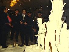 Saddam Hussein inspects a sculpture (Alaa Hassan photo)