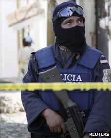 Mexican policeman in Taxco 15.6.10