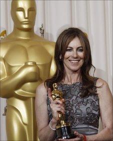 Kathryn Bigelow shows off Oscar for The Hurt Locker