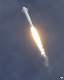 Falcon 9 (AP)