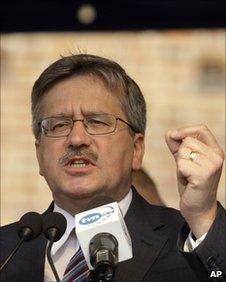 Bronislaw Komorowski addresses crowd during a pre-election rally in Krakow on 16 June 2010