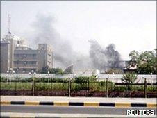 Smoke rises from the headquarters of the Political Security Service in Aden (19 June 2010)