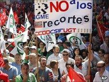 Public sector workers demonstrate by the Spanish Ministry of Economy