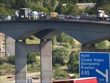 Two injured in M90 motorway crash - BBC News