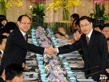 Taiwan delegation head Kao Koong-lian (R) shakes hands with Chinese counterpart Zheng Lizhong at the talks on 24 June