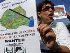 A protestor outside Romania's Presidential Palace (25 June 2020)