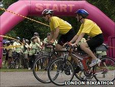 Participants in London Bikeathon 2009