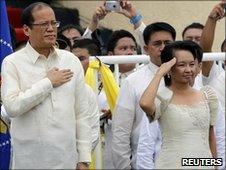 Benigno 'Noynoy' Aquino and outgoing President Gloria Arroyo (R) salute during the inauguration ceremony