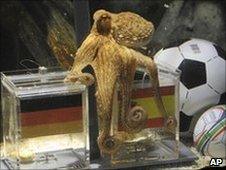 Paul picks the mussel from the jar with the Spanish flag