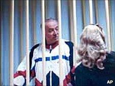 Sergei Skripal speaks to his lawyer in a Moscow courtroom, file pic from 2006
