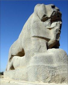 Partially damaged lion statue in Babylon, 2008