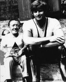 Kenny Baker (left) and Dave Prowse (right) on thr set of Star Wars in 1976