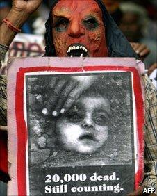 A mask-wearing victim of the 1984 Bhopal gas leak during a protest in Delhi in July 2006