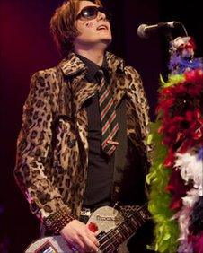 Bassist Nicky wire sporting his old school tie on stage in Blackwood