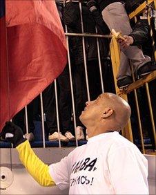 Fan waving banana at Roberto Carlos