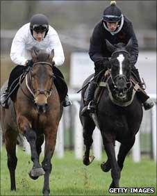 Paddy Brennan riding Imperial Commander (L) alongside Sybarite and Sam Twiston-Davies at Kempton