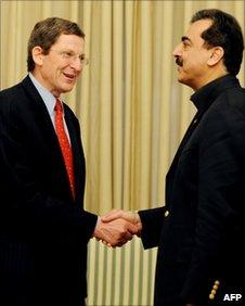 Pakistani PM Yousuf Raza Gilani (R) shakes hands with US Special Envoy for Pakistan and Afghanistan, Marc Grossman