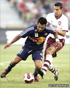 Robin van Persie challenges Jorge Vargas of Red Bull Salzburg during a pre-season friendly in 2007