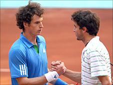 Andy Murray shakes hands with Gilles Simon