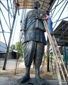 Sculptor gives the final touches to a bronze statue of former Indian Home Minister and Deputy Prime Minister, the late Sardar Vallabhbhai Patel - 2008