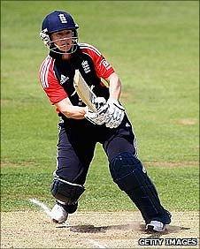 Claire Taylor batting against New Zealand