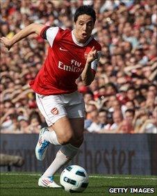 Samir Nasri dribbles the ball for Arsenal