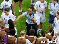 Hope Powell confers with her players before penalties in their quarter-final clash against France